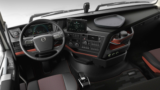 Volvo FH16 sürücü arayüzü, sürücünün kolaylıkla kontrol sahibi olmasını sağlar.
