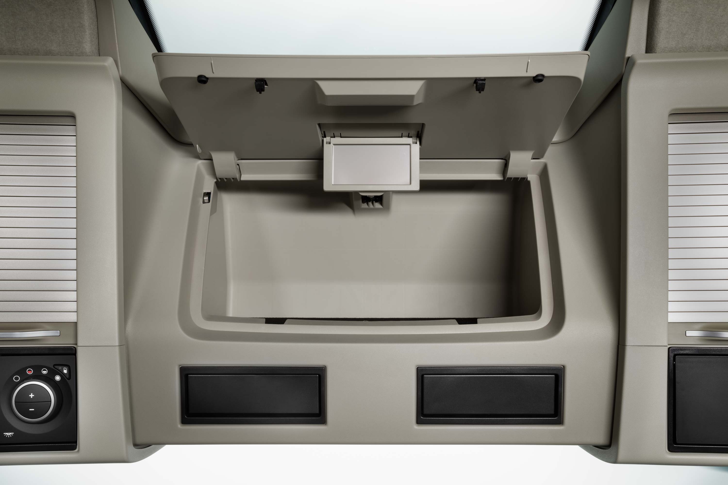 Volvo FH16 kabininde bol miktarda kullanışlı saklama alanı.