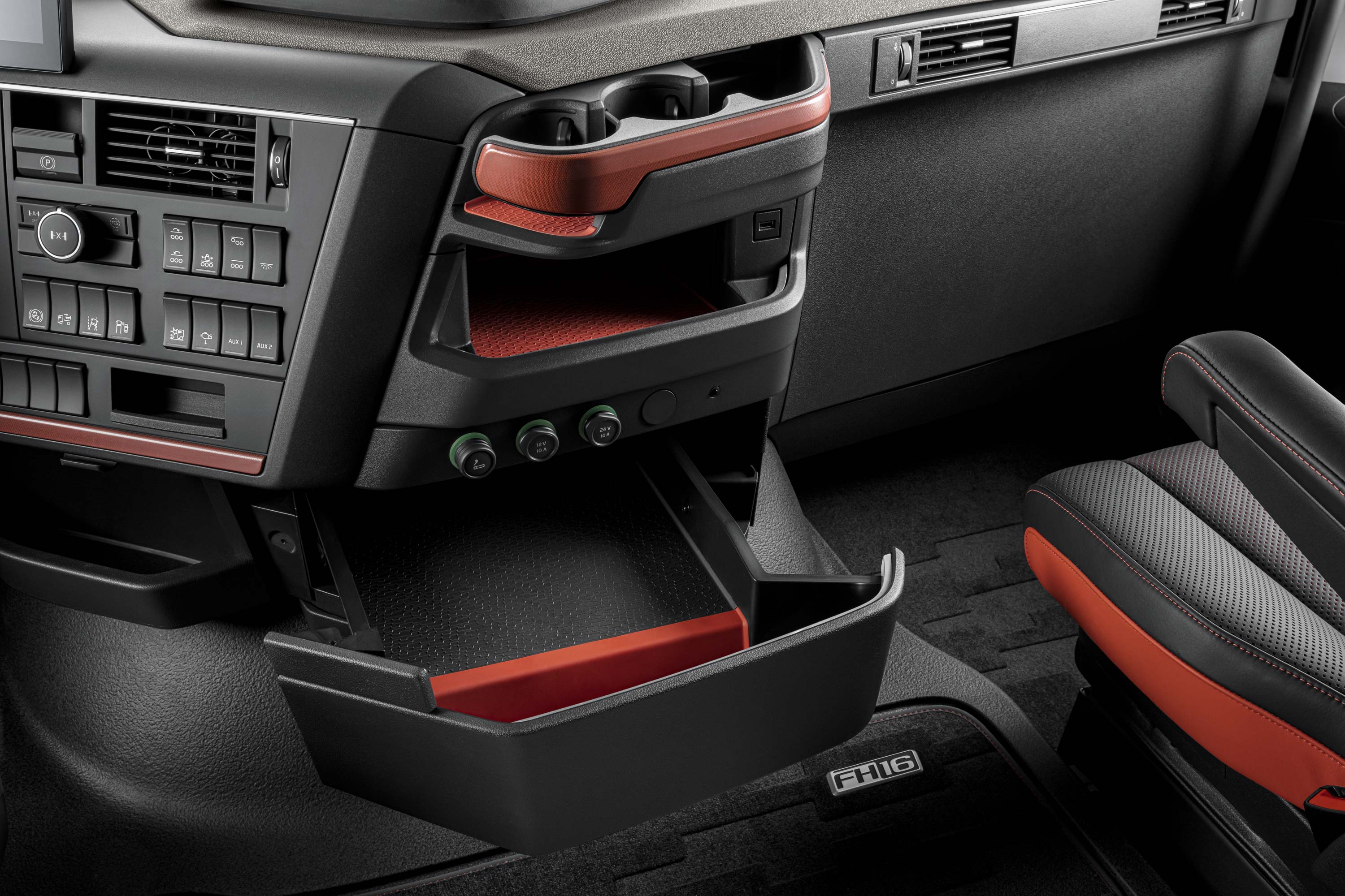 Volvo FH16 sürücü koltuğundan erişilebilen kullanışlı saklama alanları.