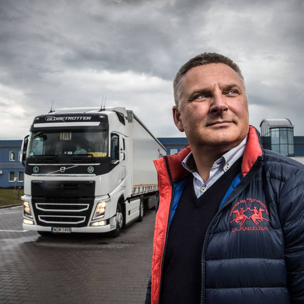 Jastim'in sahibi Jacek Słowiński yeni kamyonlara, yeni teknolojiye ve sürücü eğitimine yatırım yaparak yakıt tüketimini başarıyla düşürdü.