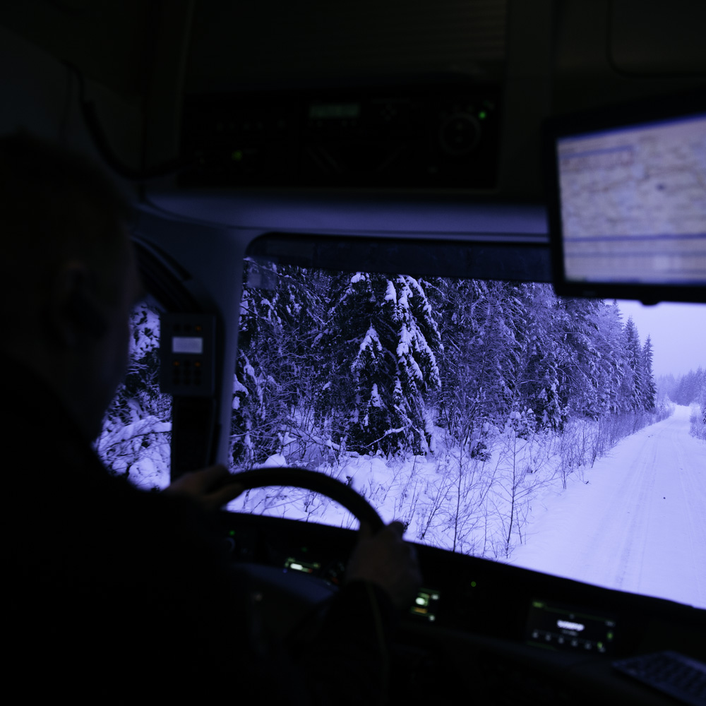 Volvo FH16 buzlu bir yolda ilerlerken.