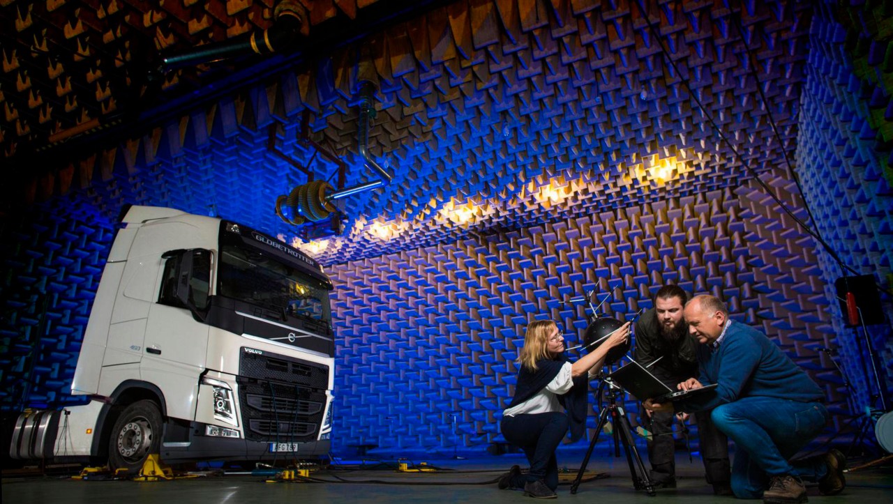Volvo Trucks'ın Gürültü ve Titreşim Laboratuvarındaki NVH mühendisleri.