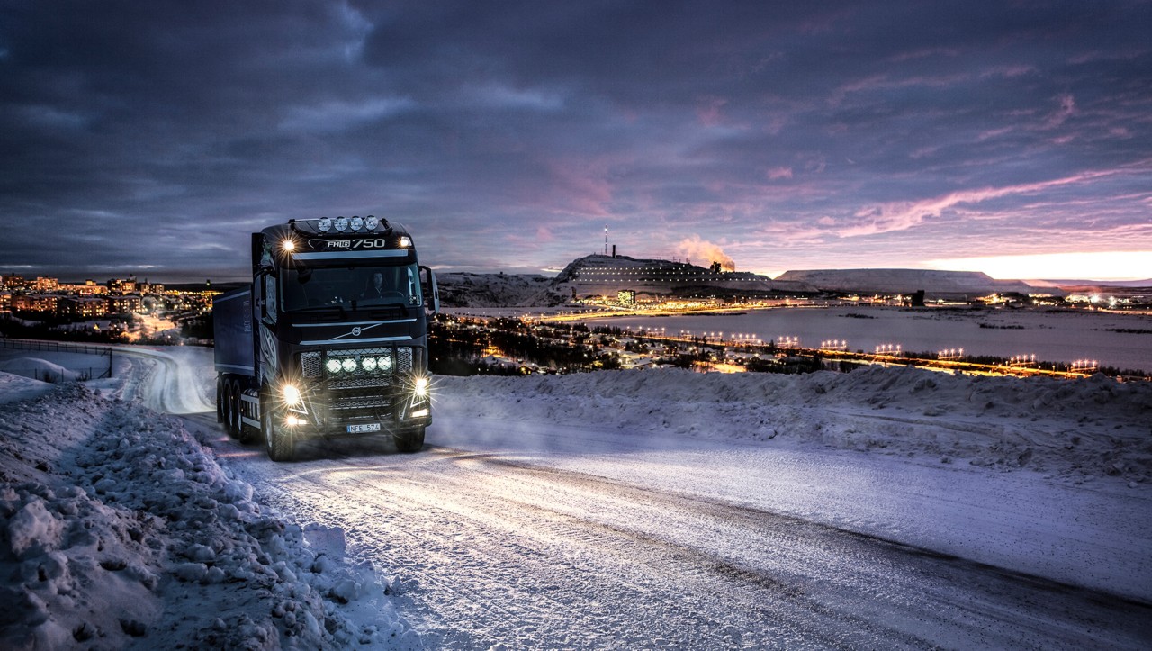 Volvo FH gece karda sürüş