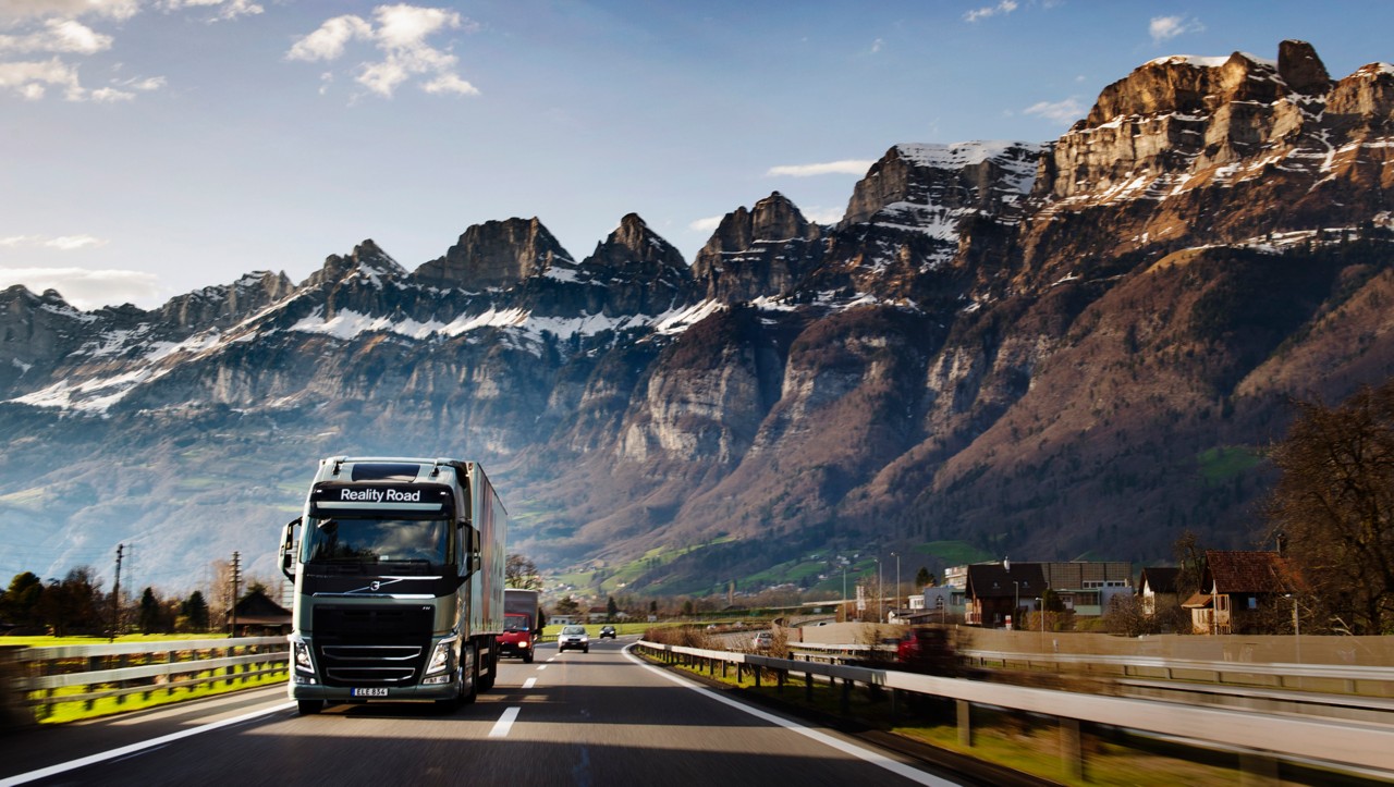 Volvo FH ile dağ manzarasına karşı sürüş