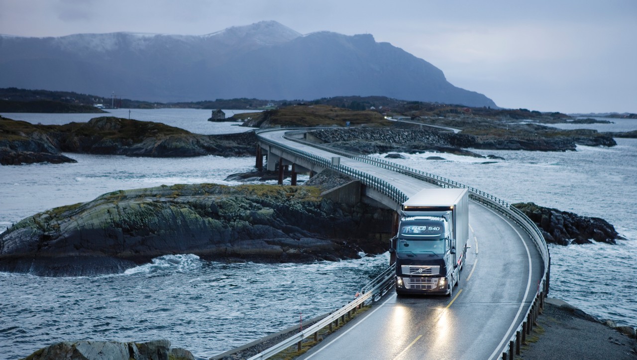 Volvo FH ile dönemeçli köprüde sürüş