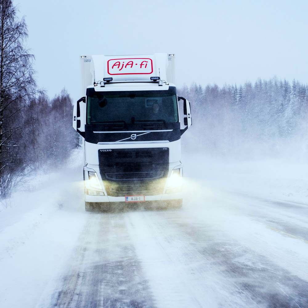 I-Save özellikli Volvo FH karlı bir yolda