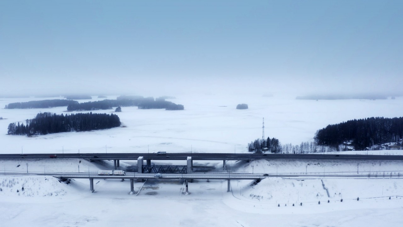 I-Save özellikli Volvo FH'nın karlı bir yola dönerken yakın çekim görüntüsü